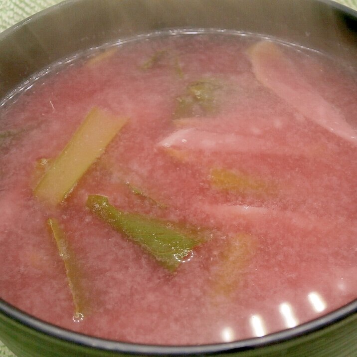 ピンクの味噌汁